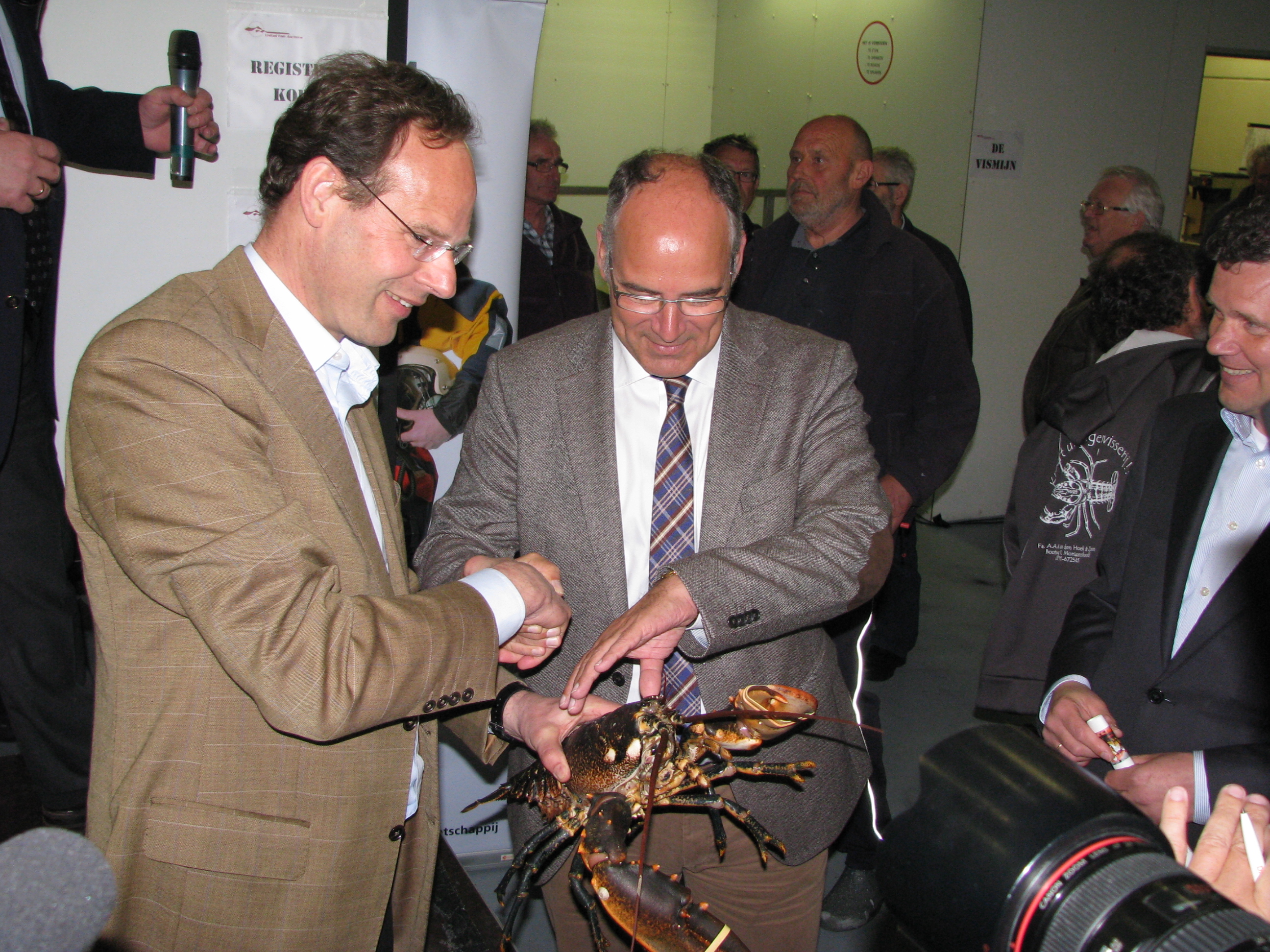 Overhandiging kreeft aan burgemeester.JPG